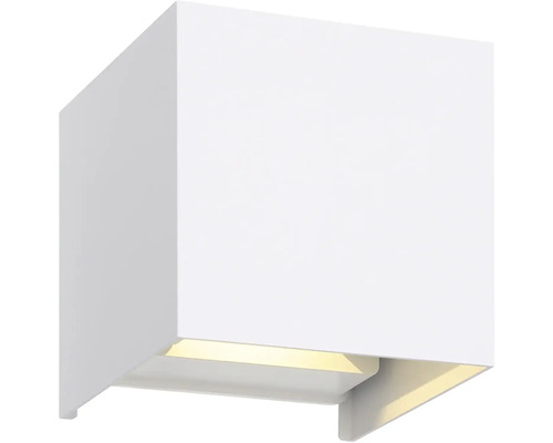 Moderní nástěnné svítidlo ve tvaru kostky, bílé, se světelným výstupem směrem dolů.
