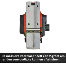 Pohled zespodu na elektrický hoblík s kovovou základnou s V-drážkou pro srážení hran.