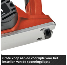 Detailní pohled na červený elektrický hoblík se zaměřením na základní desku a část pro nastavení hloubkypolodrážky.