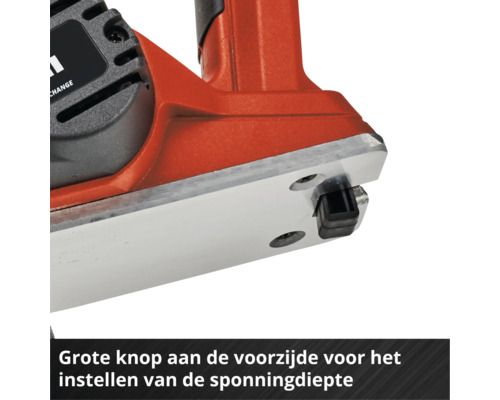 Detailní pohled na červený elektrický hoblík se zaměřením na základní desku a část pro nastavení hloubkypolodrážky.