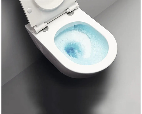 Závěsná toaleta z bílé keramiky s vířivým splachováním.