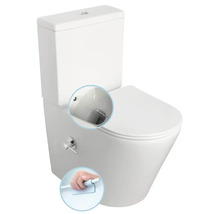 Stojící sprchovací WC z bílé keramiky se splachovací nádržkou, boční pákou a detaily bidetové funkce a vyjmutí sedátka.