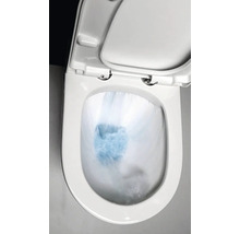 Splachování v bílé keramické toaletě bez oplachového lemu.