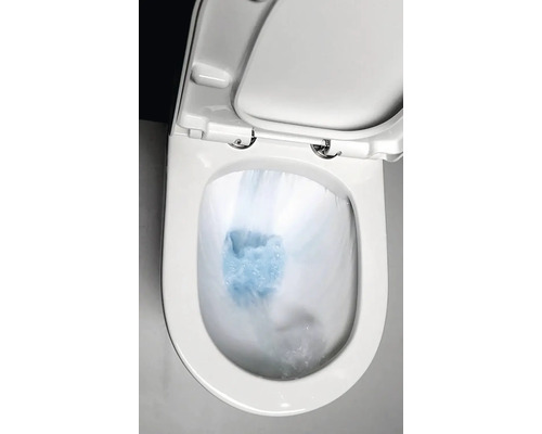 Splachování v bílé keramické toaletě bez oplachového lemu.