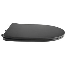 Černé WC sedátko v plochém provedení s víkem.