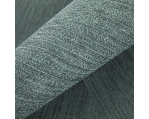 Detailní záběr tmavě zelené strukturované vliesové tapety s diagonálním pruhovaným vzorem.