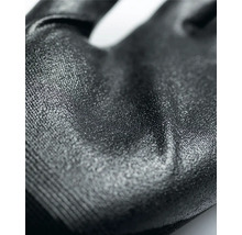 Detailní záběr na strukturovaný povrch pracovní rukavice pro lepší úchop.