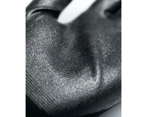 Detailní záběr na strukturovaný povrch pracovní rukavice pro lepší úchop.