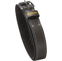 Tmavý kožený pracovní opasek Stanley s dvojitou kovovou sponou, bílým prošíváním a Stanley Logo.