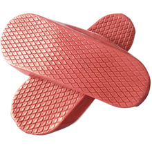 Strukturovaná podrážka boty s protiskluzovým profilem pro bezpečný postoj.