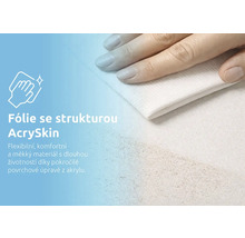 Ruka se dotýká strukturovaného povrchu fólie AcrySkin z flexibilního a měkkého materiálu.