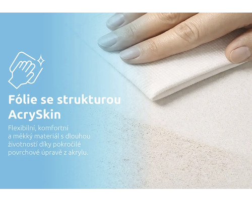 Ruka se dotýká strukturovaného povrchu fólie AcrySkin z flexibilního a měkkého materiálu.