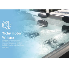 Detailní pohled na vířivku s opěrkami hlavy a bublající vodou, symbol tichého chodu díky motoru Whispa.