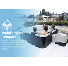 Nafukovací vířivka s izolační vrstvou TempXcel v zasněžené zahradě, čtyři osoby relaxují v teplé vodě.