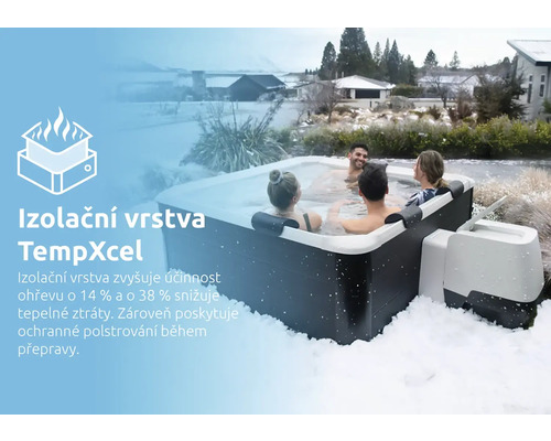 Nafukovací vířivka s izolační vrstvou TempXcel v zasněžené zahradě, čtyři osoby relaxují v teplé vodě.