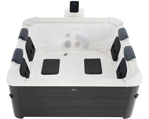 Čtvercová vířivka s šedým vnějším obložením v dekoru dřeva, bílým vnitřkem, černými sedáky, digitálním displejem a Mspa Logo.