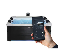 Vířivka MSpa s opěrkami hlavy, ovládaná pomocí aplikace v chytrém telefonu pro nastavení teploty, bublinkové funkce a čisticích systémů.