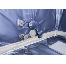 Vnitřní pohled na nafukovací vířivku se značkami pro minimální a maximální hladinu vody a přípojkami pro filtry.