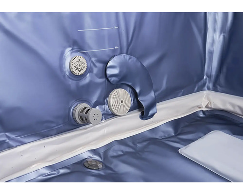 Vnitřní pohled na nafukovací vířivku se značkami pro minimální a maximální hladinu vody a přípojkami pro filtry.