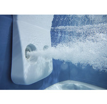 Podvodní záběr masážní trysky bazénu, která do vody vypouští silný proud vzduchových bublin.