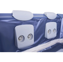 Vnitřní pohled na vířivku s opěrkami hlavy a masážními tryskami pro relaxaci ve vodě.