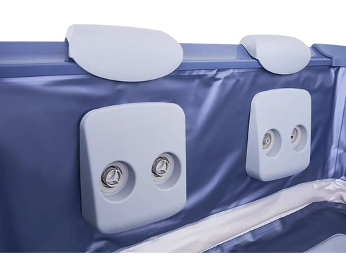 Vnitřní pohled na vířivku s opěrkami hlavy a masážními tryskami pro relaxaci ve vodě.