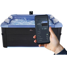 Nafukovací vířivka s ovládáním přes aplikaci v telefonu, tmavé obložení, bublající voda, opěrky hlavy a zobrazení teploty 38 stupňů Celsia.