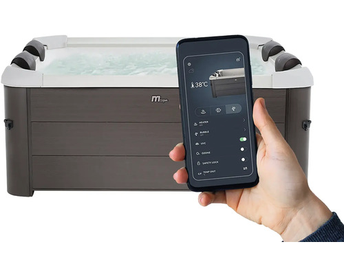 Ruka drží chytrý telefon s aplikací pro ovládání obdélníkové vířivky v šedém dřevěném dekoru, zobrazuje nastavení jako 38 stupňů a bublinky.