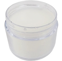 Otevřená průhledná plastová nádoba s bílou pastou nebo barvou.