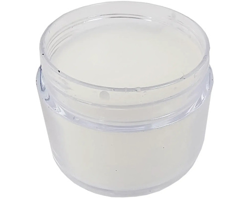 Otevřená průhledná plastová nádoba s bílou pastou nebo barvou.
