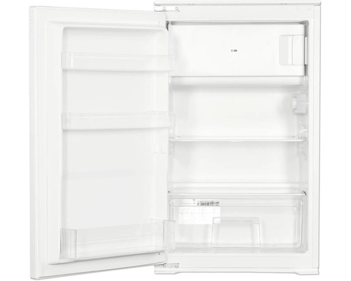 Bílá vestavná chladnička s otevřenými dveřmi, vnitřní prostor s policemi, mrazicím oddílem a zásuvkou na zeleninu.