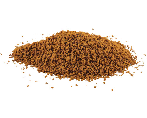 Hnědé granulované krmivo pro ryby v malé hromadě.