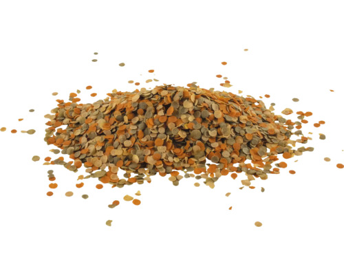 Hromádka krmiva pro akvarijní ryby ve formě malých kulatých lupínků.