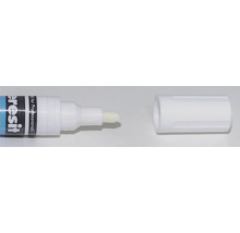 Popisovač na spáry Ceresit s odstraněným víčkem a viditelným bílým hrotem.