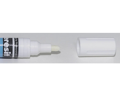 Popisovač na spáry Ceresit s odstraněným víčkem a viditelným bílým hrotem.