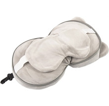 Cestovní polštář s integrovanou maskou na spaní, měkký látkový potah, zip a spona na připevnění.