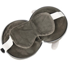 Šedá plyšová cestovní sada s nákrčníkem a maskou na spaní.