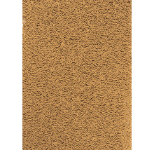 Detailní záběr hnědého krmiva pro ryby ve formě malých tyčinkových pelet.