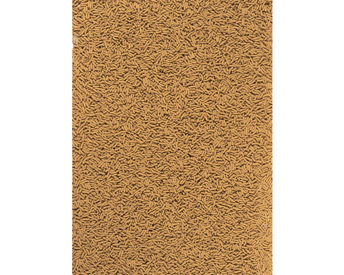 Detailní záběr hnědého krmiva pro ryby ve formě malých tyčinkových pelet.