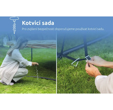Kotvicí sada pro trampolíny pro zvýšení bezpečnosti se zemními kotvami a upevňovacími popruhy na trávníku.