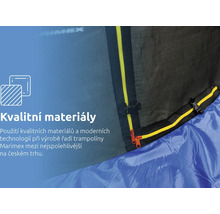 Detailní pohled na ochrannou síť trampolíny Marimex se zipem a přezkou na modrém krytu pružin.