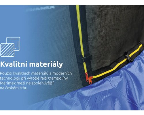 Detailní pohled na ochrannou síť trampolíny Marimex se zipem a přezkou na modrém krytu pružin.