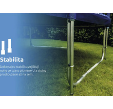 Konstrukce trampolíny se stabilními nohami ve tvaru písmene U z pozinkované oceli na trávníku.