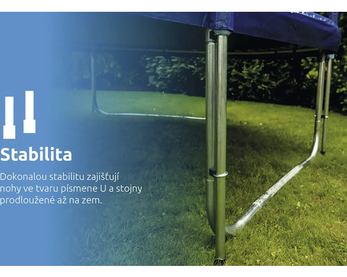 Konstrukce trampolíny se stabilními nohami ve tvaru písmene U z pozinkované oceli na trávníku.