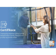 Žena zapíná ochrannou síť trampolíny Marimex s dítětem uvnitř, text o certifikaci a dodržování přísných bezpečnostních norem.