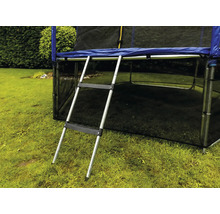 Stříbrný kovový žebřík k trampolíně se dvěma černými plastovými stupni upevněný k trampolíně na zahradě.