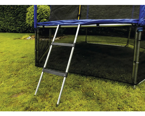 Stříbrný kovový žebřík k trampolíně se dvěma černými plastovými stupni upevněný k trampolíně na zahradě.