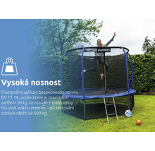 Zahradní trampolína Marimex s ochrannou sítí a žebříkem na zahradě, vysoká nosnost, skákající osoba.