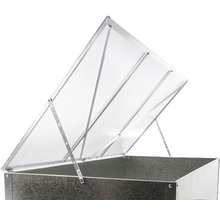 Pařeništní nástavba z hliníku s průhlednými dutinkovými deskami na vyvýšeném záhonu.