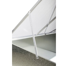 Detailní záběr na nastavitelnou hliníkovou podpěrnou tyč pro víko skleníku s několika zářezy pro větrání.